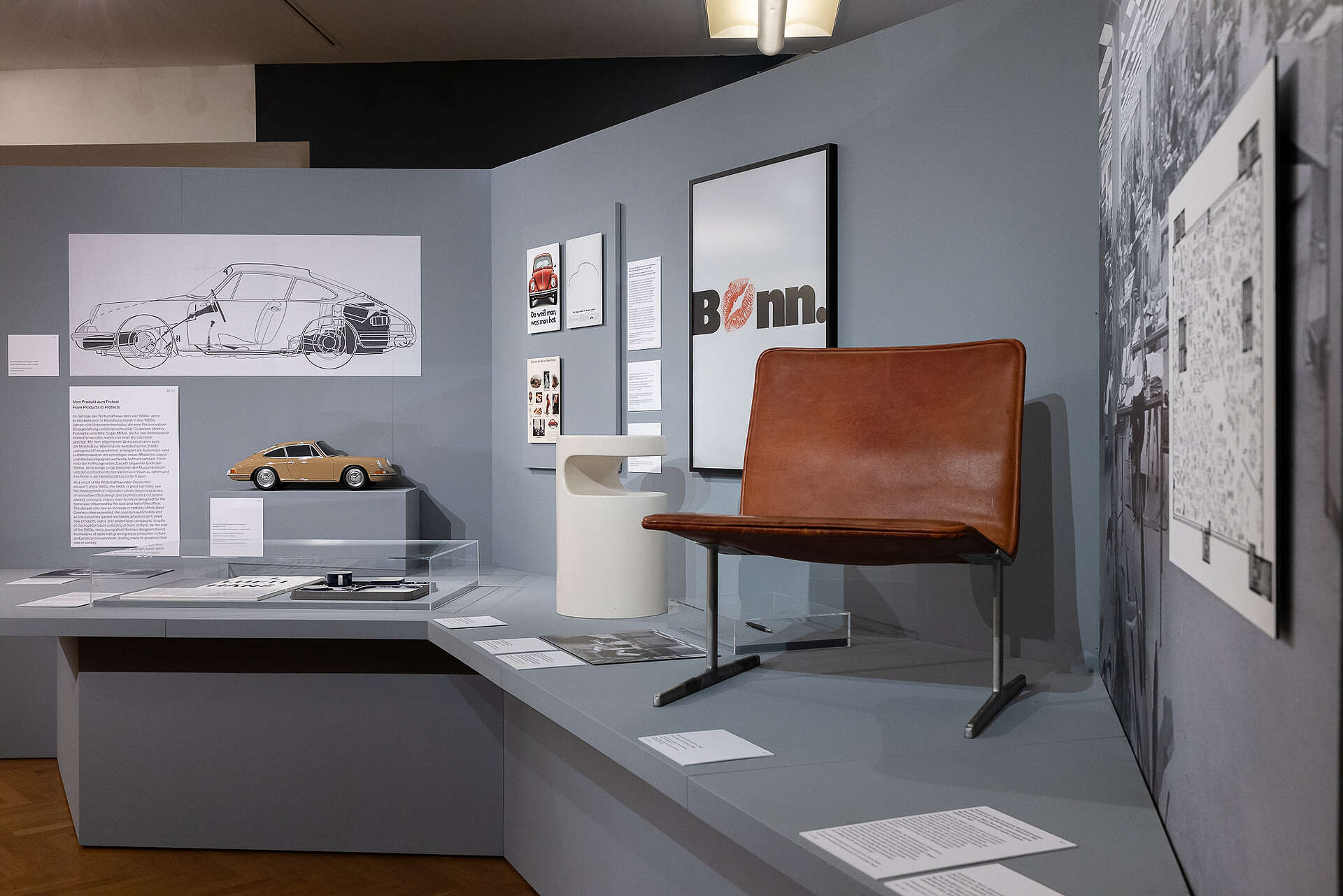 Deusches Design: Sessel, Bilder an der Wand, ein Modellauto